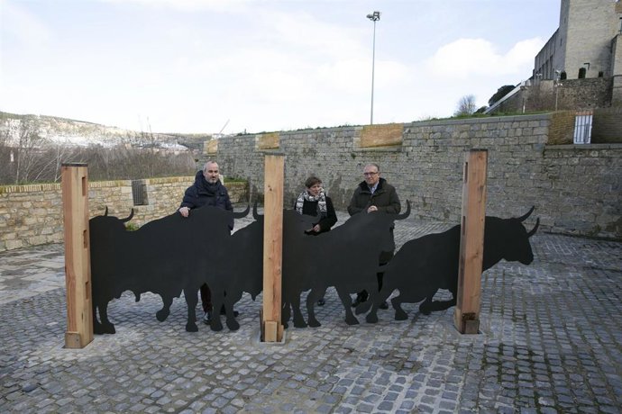 El alcalde de Pamplona, Enrique Maya, y los concejales Ana Elizalde y Fermín Alonso, junto al conjunto escultórico instalado en los corrales de Santo Domingo