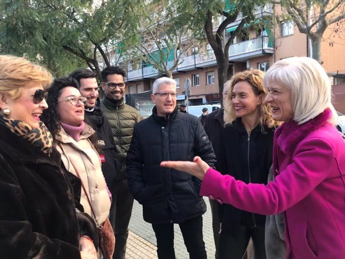 La presidenta del Congreso, Meritxell Batet, con la alcaldesa de Esplugues de Llobregat, Pilar Díaz, hablan con unas vecinas del barrio de can Viladet