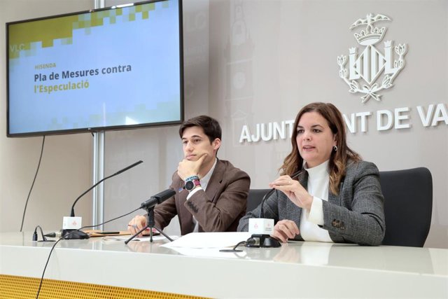 Archivo - La vicealcaldesa de València, Sandra Gómez, y el edil de Hacienda, Borja Sanjuán, presentan las medidas fiscales para evitar la especulación con la compra-venta de viviendas en la ciudad.