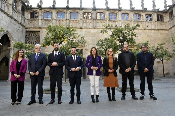 Archivo - Foto de família dels representants del Govern i els agents socials