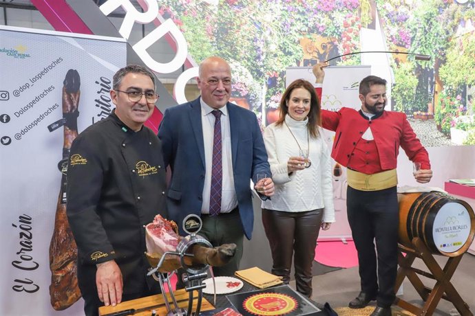 El presidente de la Diputación, Antonio Ruiz, e Inmaculada Silas, brindan con fino de Montilla-Moriles y degustan jamón de Los Pedroches en el estand de Córdoba en Fitur.