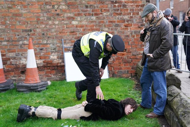Archivo - Imagen de archivo del momento en que un joven es detenido por la Policía británica tras lanzar huevos contra Carlos III.