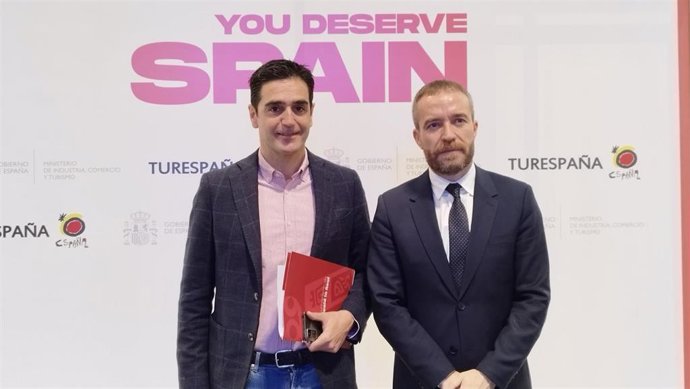 El alcalde de Alcalá la Real (Jaén), Marino Aguilera, y el director de Turespaña, Miguel Sanz