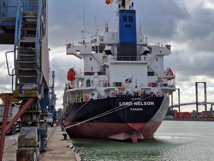Fotonoticia El Puerto De Sevilla Recibe Al Primer Buque De Grandes Dimensiones Del Año Con 16.000 Toneladas De Fertilizante