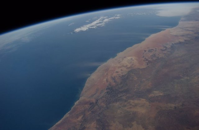 Polvo del desierto de Namib se interna sobre el Atlántico