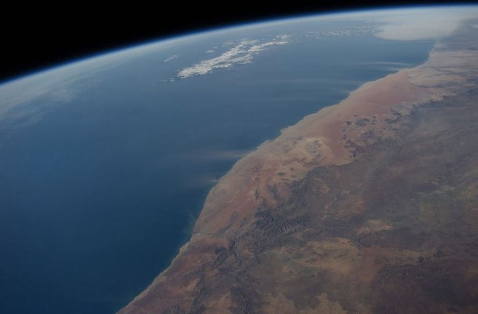 Polvo del desierto de Namib se interna sobre el Atlántico