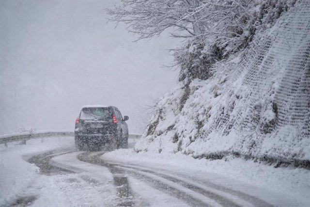Un vehículo circula por la carretera AS-264 de acceso a Sotres (Cabrales), a 17 de enero de 2023, en Cabrales, Asturias 