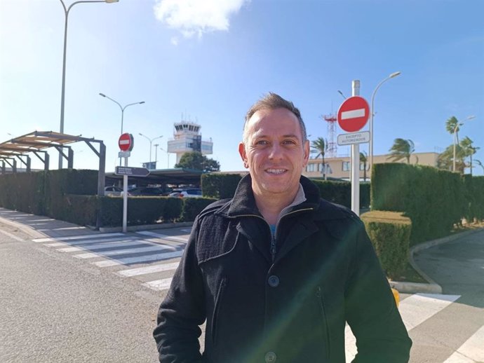 El conseller de Ciudadanos en el Consell de Menorca, Eugenio Ayuso, en el aeropuerto de Menorca.