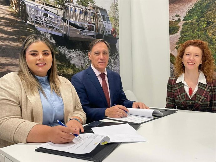 El alcalde de Salamanca, Carlos García Carbayo (c), y la directora de Turismo del Ayuntamiento de Los Cabos (México), Donna Lauren Jefrries (i), junto a la primera teniente de alcalde de Salamanca, Ana Suárez (d).