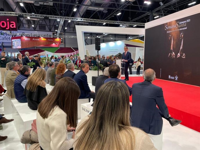 El alcalde de Salamanca, Carlos García Carbayo, presenta la oferta turística de la ciudad en Fitur.