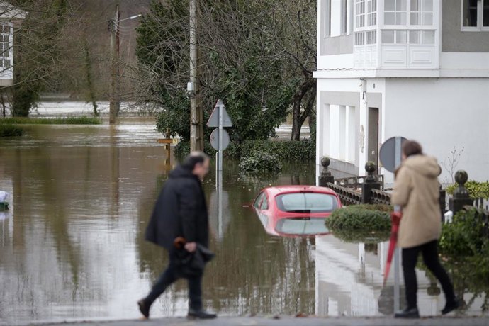 Vista de un coche inundado, a 17 de enero de 2023, en Begonte.