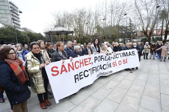 El presidente del PP de Ferrol, José Manuel Rey Varela (5i), y la secretaria general del PP gallego, Paula Prado (c), sujetan una pancarta que reza 'Sánchez, por las víctimas, rectificación sí o sí #NoEsUnChiste' durante la concentración convocada por e