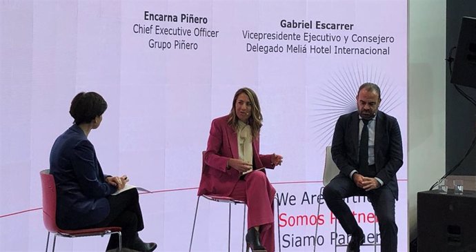 Encarna Piñero (Grupo Piñero) y Gabriel Escarrer (Meliá) en la charla sobre retos del turismo organizada por Soltour Travel Partners en Fitur 2023