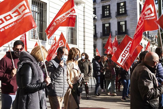 Archivo - Varias personas sostienen banderas de CCOO durante una concentración, a 10 de noviembre de 2021, en Santander, Cantabria (España).