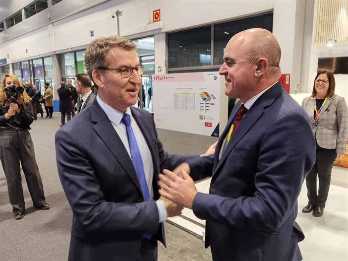 El presidente del PP, Alberto Núñez Feijóo, saluda al presidente del Consell de Ibiza, Vicent Marí, en Fitur.