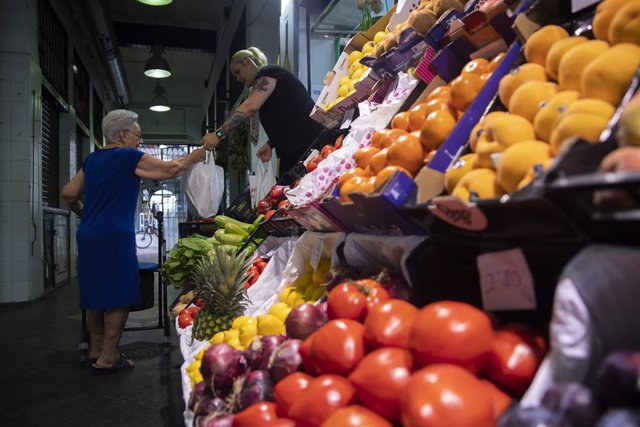 Archivo - Un puesto de frutas y verduras de un mercado de abastos. A 12 de agosto de 2022, en Sevilla (Andalucía, España). El Índice de Precios de Consumo (IPC) ha bajado un 0,4% en Andalucía durante julio con respecto al mes anterior, mientras que la tas