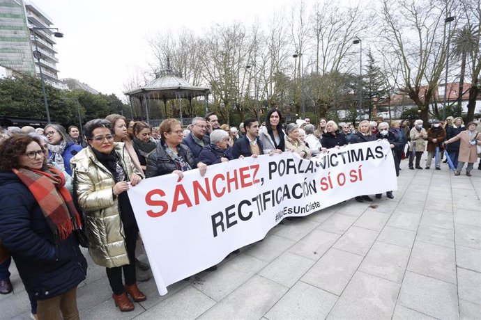 O presidente do PP de Ferrol, José Manuel  Rey Varela (5i), e a secretaria xeral do PP galego, Paula Prado (c), suxeitan unha pancarta que reza 'Sánchez, polas vítimas, rectificación si ou si #NoEsUnChiste' durante a concentración convocada polo 