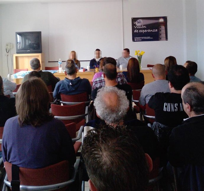 Reunión de un grupo NA.