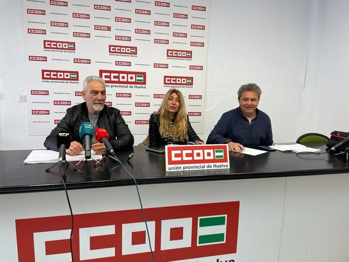 El sec. Gral. De la Federación de Industria de CCOO Huelva, Juan Díaz, el sec. De organización de CCOO Industria Andalucía, Juan Antonio Caravaca, y la responsable de sector agroalimentario de la Federación de Industria de CCOO Andalucía, Mónica Vega.