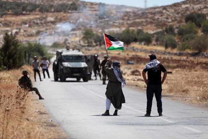 Archivo - 29 July 2022, Palestinian Territories, Ramallah: Palestinian protesters clash with Israeli forces during a demonstration against settlement expansion, in the village of Al Mughayyir. Photo: -/APA Images via ZUMA Press Wire/dpa
