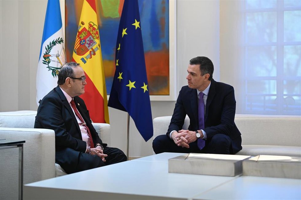 El presidente del Gobierno, Pedro Sánchez, y el presidente de Guatemala, Alejandro Giammattei