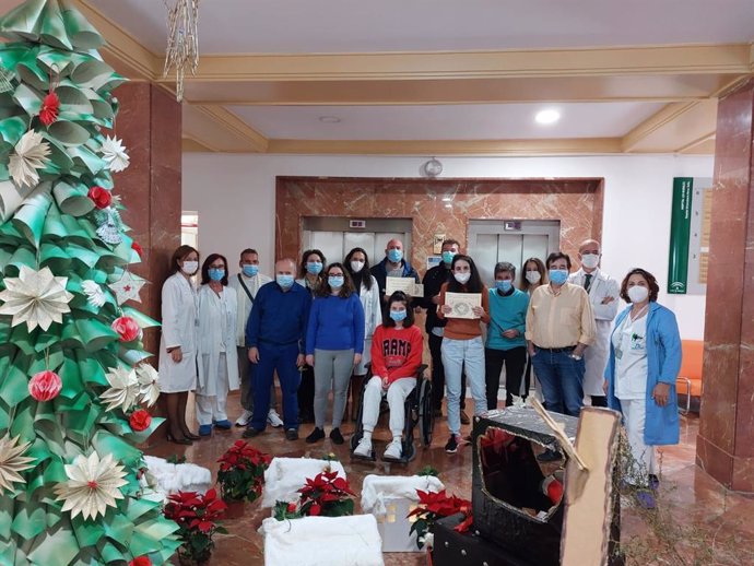 Responsables del Hospital de los Morales, en Córdoba, junto a pacientes de Salud Mental, en una imagen de archivo.