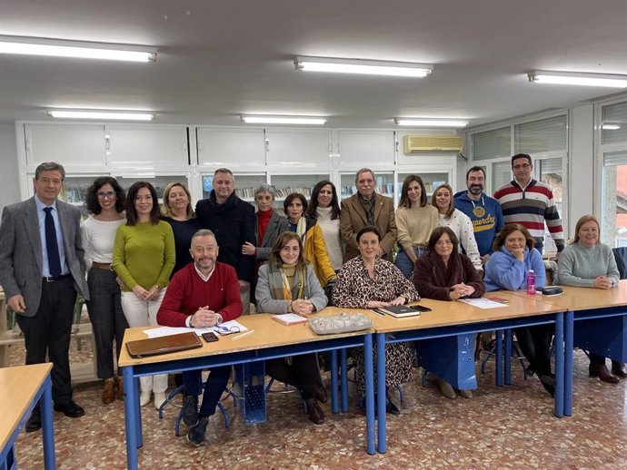 Viso (de pie, 5 dcha.), durante el encuentro con directores en el IES Antonio Galán Acosta de Montoro.