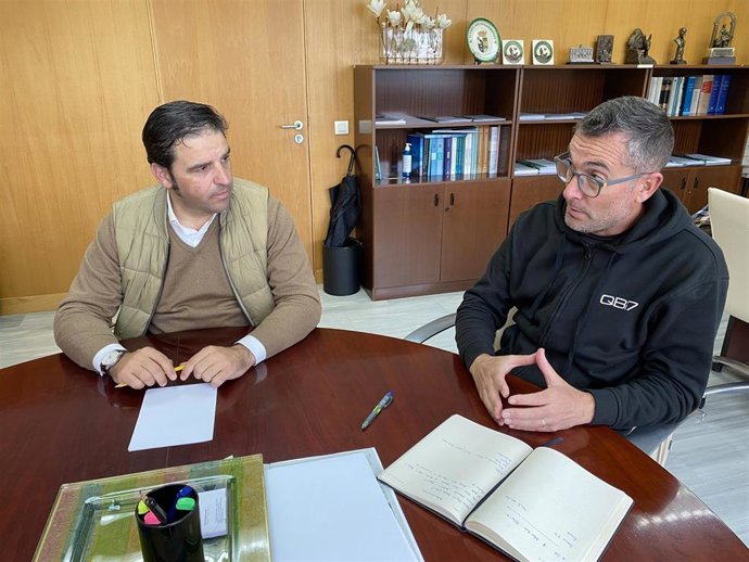 1 Nota Y 2 Fotos Junta (Iniciativa 'Abrazando El Mar ' En Matalascañas)