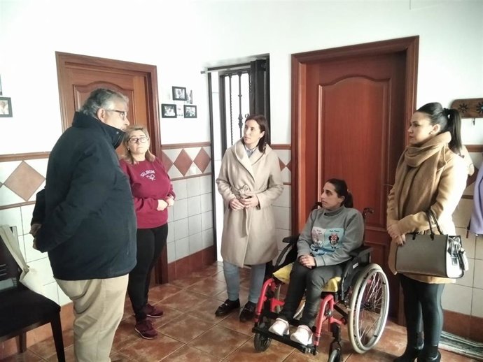 Casanueva (centro), durante la visita a una de las viviendas beneficiarias en Guadalcázar.