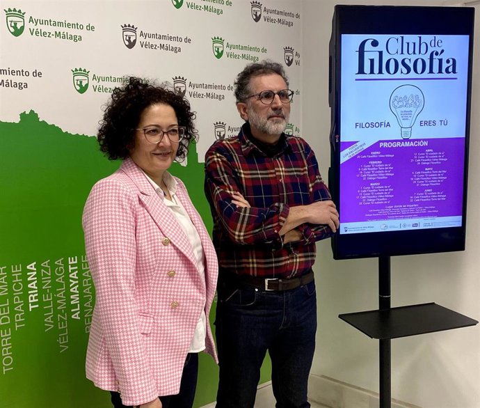 La concejala de Cultura, Cynthia García, junto al filósofo Antonio Sánchez, han presentado el programa.