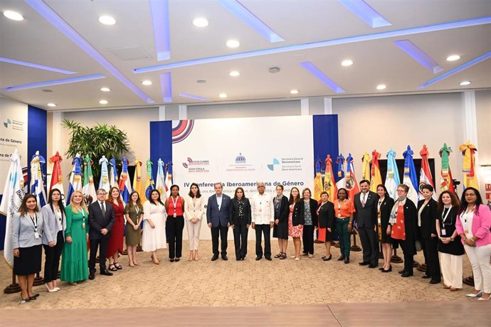 Foto de familia de los participantes en la IV Conferencia Iberoamericana de Género.