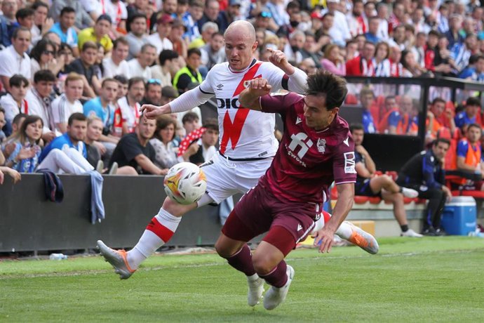 Archivo - Isi Palazón y Martín Zubimendi pugnan por un balón en el Rayo Vallecano-Real Sociedad de LaLiga Santander 2022-2023