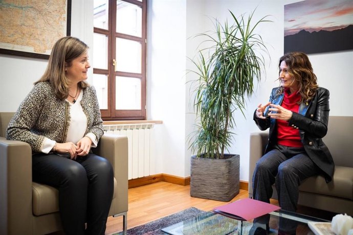 La consellera de Presidencia, Laura Vilagr, y la sindica de Aran, Maria Vergés, reunidas este viernes en Vielha (Lleida).