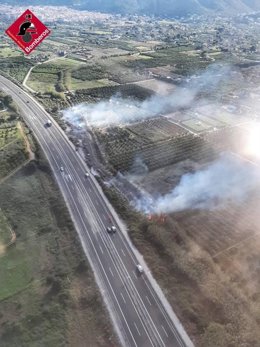 Dan por controlado un incendio de vegetación en Pedreguer (Alicante)