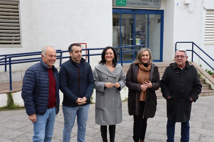 Rafi Crespín (centro), junto a María Jesús Serrano, ante el Centro de Salud de Baena.