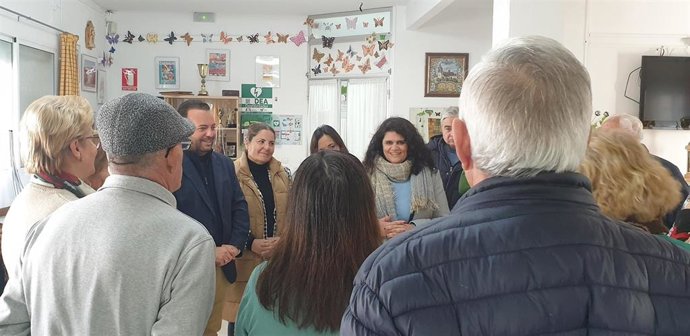 El alcalde de La Algaba y la delegada territorial con personas mayores