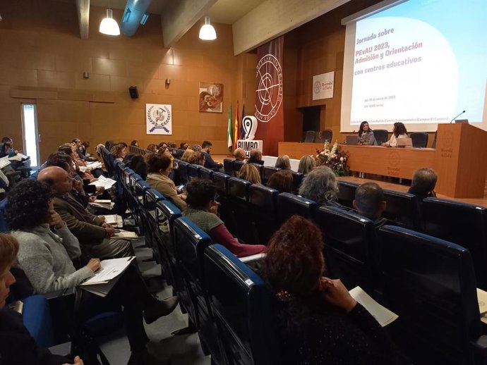 La Universidad de Huelva (UHU) ha acogido este miércoles una Jornada sobre PEvAU, admisión y orientación dirigida a los equipos directivos y de orientación de los centros de Secundaria y Bachillerato de la provincia.