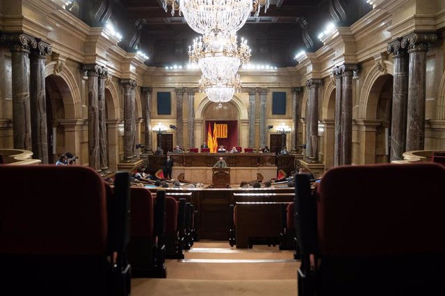 Archivo - Vista general de una sesión plenaria en el Parlament de Catalunya. Foto de archivo.