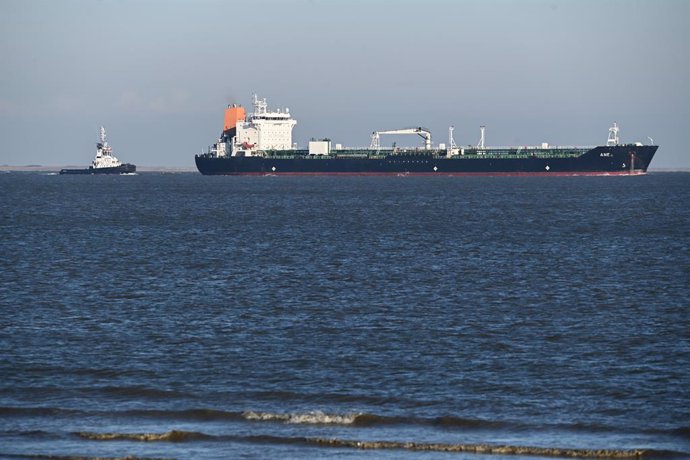 18 January 2023, Lower Saxony, Wilhelmshaven: The tanker "Ane " ships in the North Sea and is accompanied by two tugs. A ship delivery of 40,000 tons of diesel from Russia to Wilhelmshaven has met with criticism from the government of Lower Saxony. The 