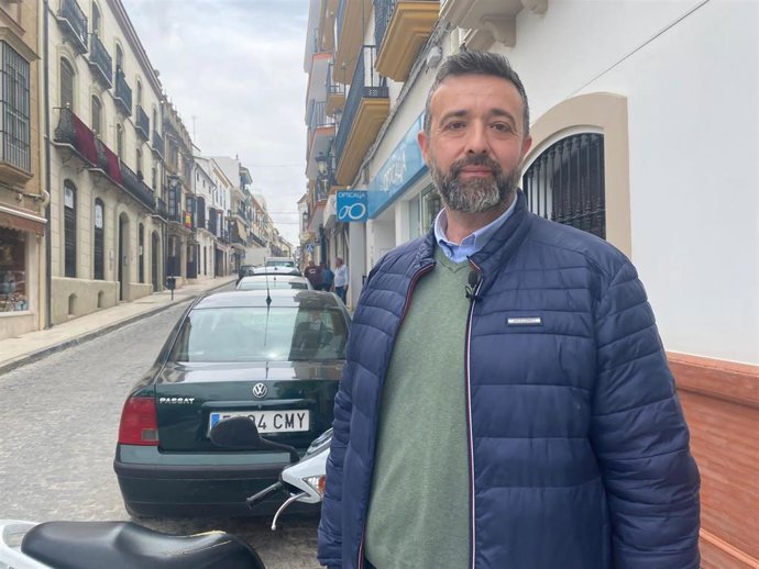 Archivo - El portavoz de Vox en la Diputación de Córdoba, Rafael Saco, en una visita a Aguilar de la Frontera.