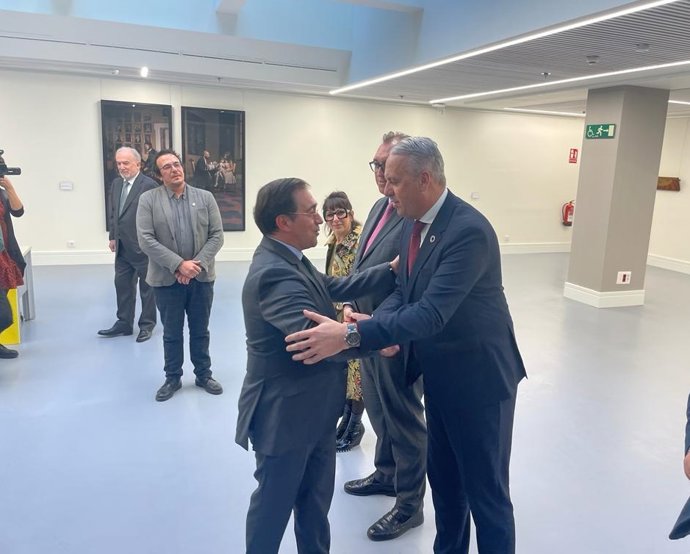 Ruiz Boix con el ministro Albares.