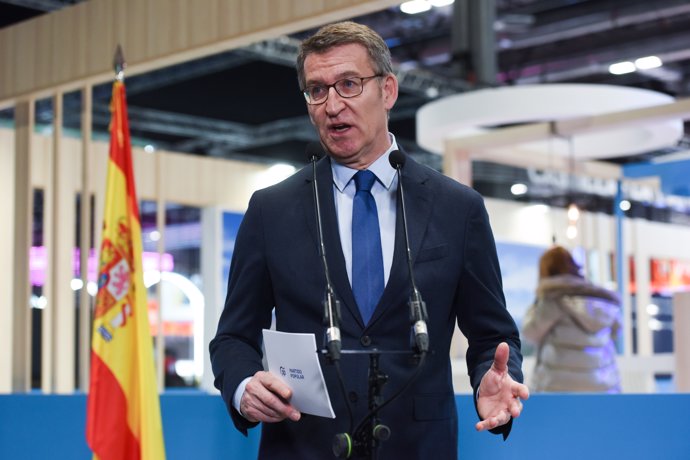 El líder del PP, Alberto Núñez Feijóo, interviene durante una visita a la tercera jornada de la Feria Internacional de Turismo, Fitur 2023, en IFEMA Madrid, a 20 de enero de 2023, en Madrid (España). 