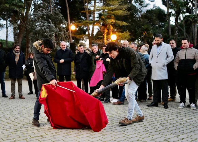 El alcalde de Zaragoza, Jorge Azcón, se reúne con alumnos de la Escuela Taurina Mar de Nubes y con otros representantes del sector de la tauromaquia, junto con la consejera de Servicios Públicos, Natalia Chueca, en el Jardín de Invierno del Parque.