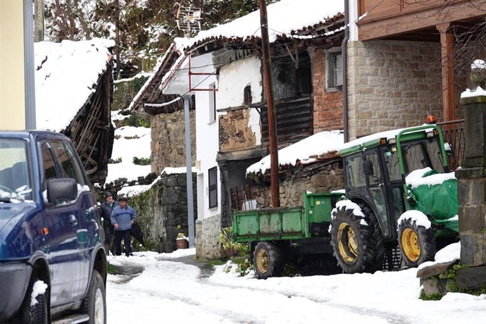 Una carretera cubierta de nieve, a 18 de enero de 2023, en San Juan de Beleño, Ponga, Asturias (España). La Agencia Estatal de Meteorología (Aemet) ha elevado a naranja el nivel de alarma en Asturias, tanto por fenómenos costeros, como por acumulaciones