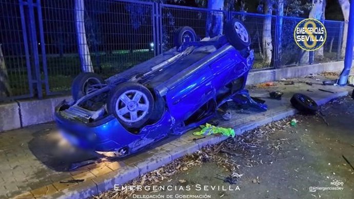 Sevilla.- Sucesos.- Herido un conductor sin carnet y que septuplicaba la tasa de alcohol tras chocar con una farola