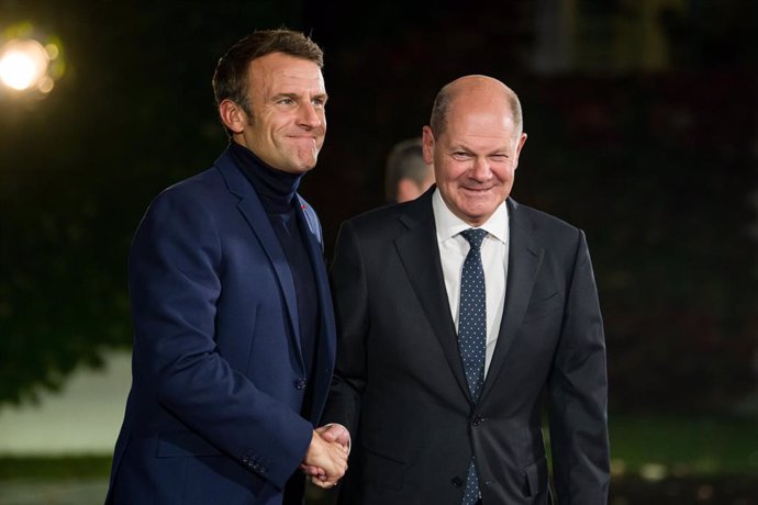 Archivo - 03 October 2022, Berlin: German Chancellor Olaf Scholz (R) receives French President Emmanuel Macron for a dinner at the Federal Chancellery to mark German Unity Day. Photo: Fabian Sommer/dpa