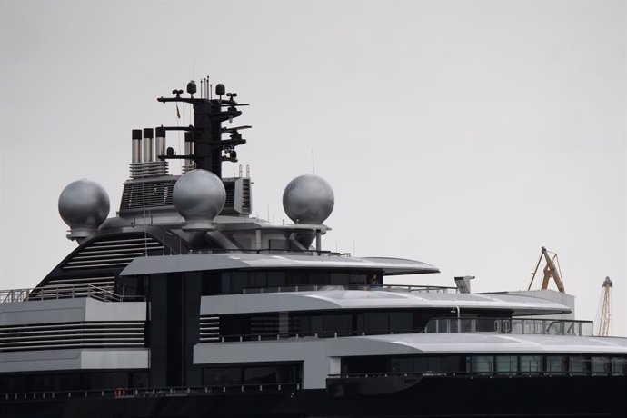 Archivo - El yate 'Crescent' retenido en el puerto de Tarragona, a 17 de marzo de 2022, en Tarragona, Cataluña (España). Se trata de un yate abanderado de las Islas Caimán, de 135 metros de eslora y 21 de manga, y que se ha convertido en el tercero que 