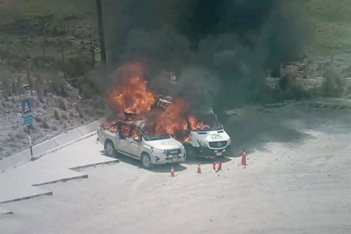 Coches ardiendo en la mina de Antapaccay, en Cuzco