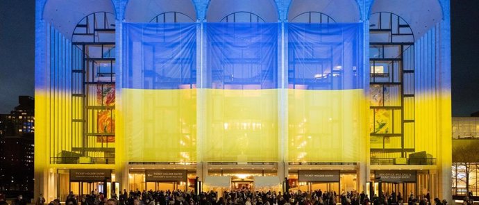 Fachada del Lincoln Center con la bandera de Ucrania