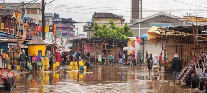 Archivo - Una calle inundada por la lluvia en la capital de Madagascar, Antananarivo.